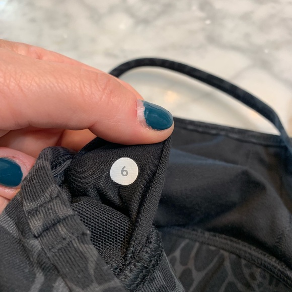 Lululemon flow y bra 6 EUC - Picture 7 of 8
